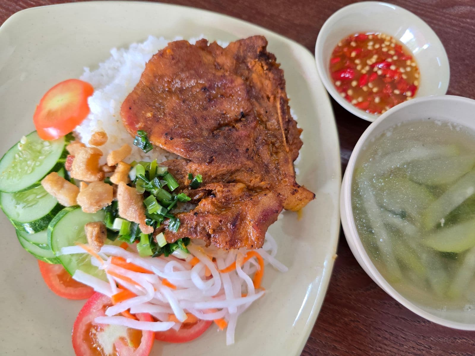 Cơm sườn – Sườn cốt lết ướp sả, nướng than hoa thơm lừng
