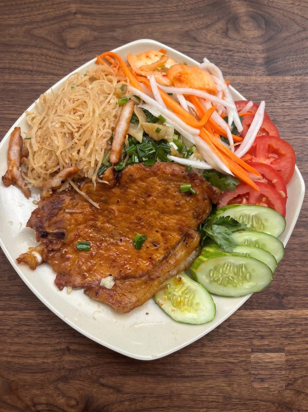 Cơm sườn bì – Sườn nướng than hoa ăn cùng bì heo trộn thính giòn thơm.